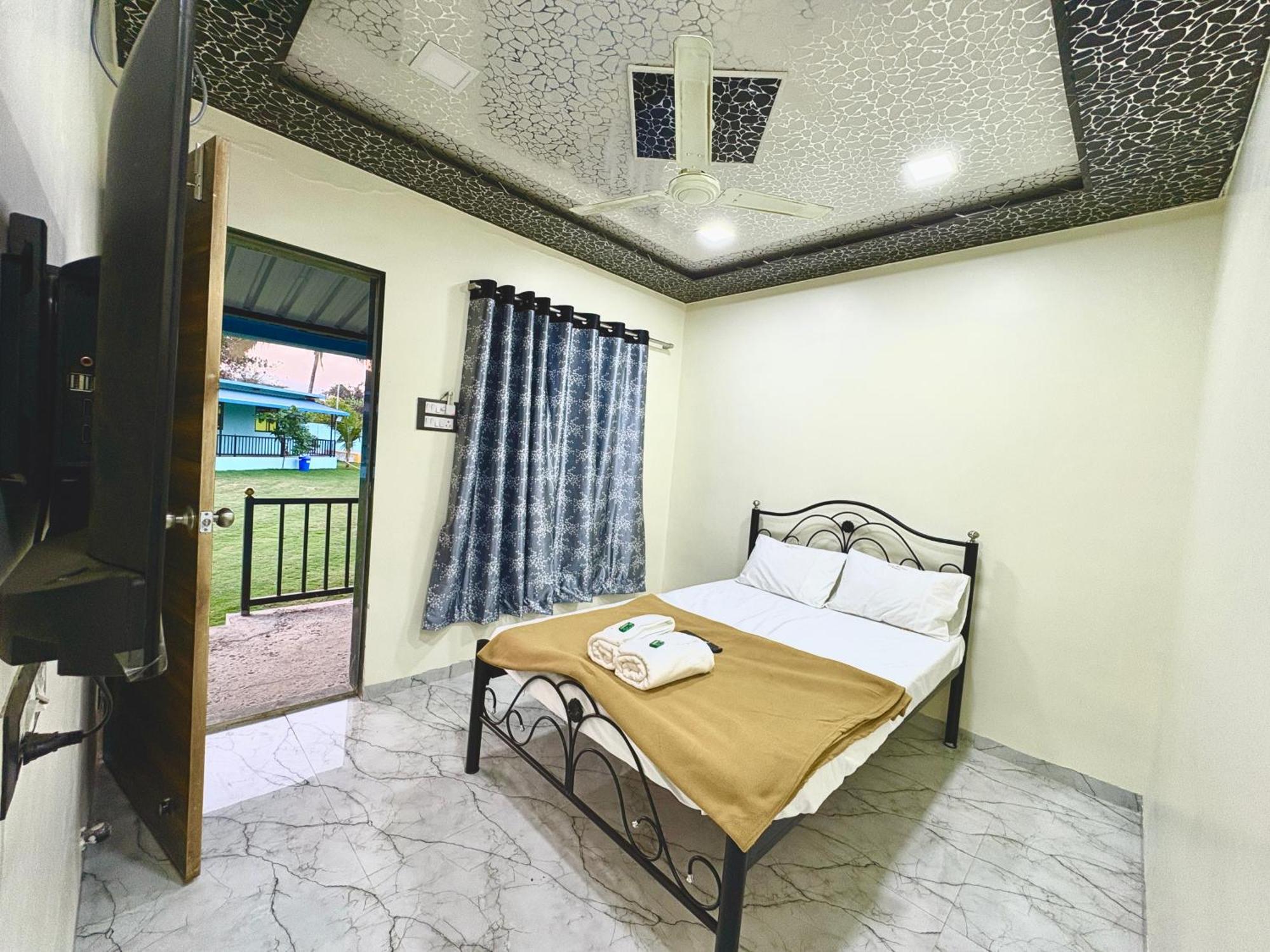 Deep Bhavani Resort 카르자트 외부 사진